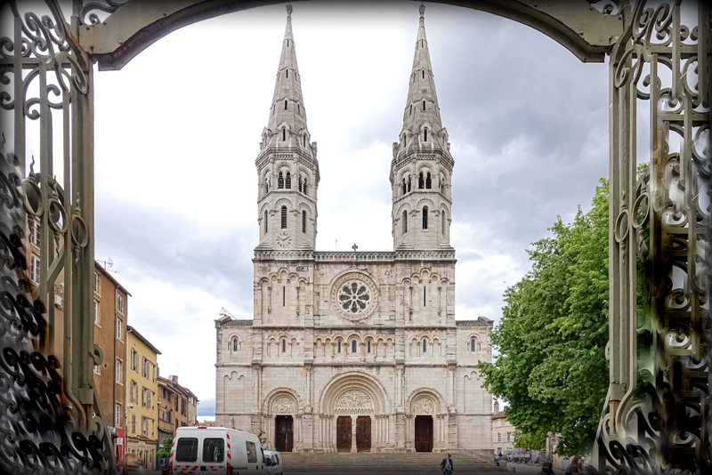 Église Saint-Pierre de Mâcon- hotel charme en macone